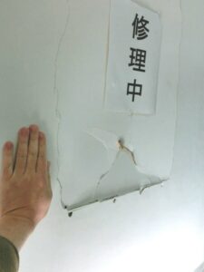 現状は、塗装壁に大きな穴が空いています