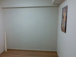 壁紙を壁一面貼り替えて作業が完了した様子