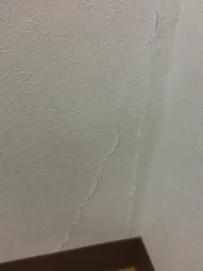 壁ががひび割れている状態