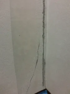 壁の補強としてクラックに専用テープを貼った状態