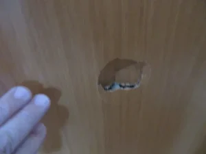 さらに別のドアには、パンチで穴が空いている様子