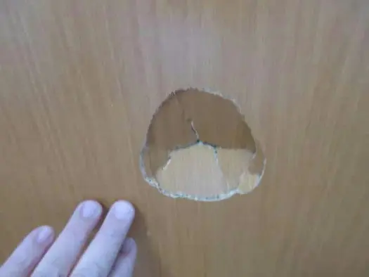 部屋のドアに大きな凹がある様子