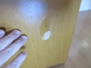 別のドアには、蹴りで凹みがある様子