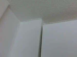 天井と壁の間に補修材を使ってすき間を埋めた状態