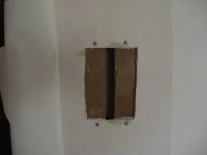 石膏ボードを切り取り、木を組んだ様子