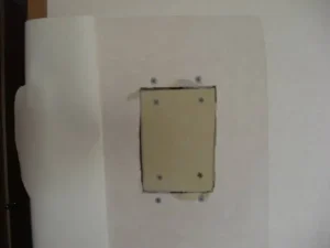 新しい石膏ボードを固定した様子