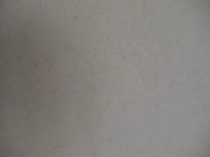 壁紙を戻して、壁穴補修が完成した様子