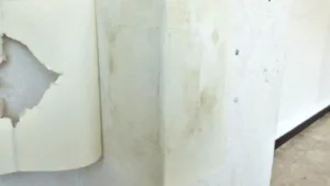 石膏ボードのつなぎ目をパテで平らにし、角も成形した様子