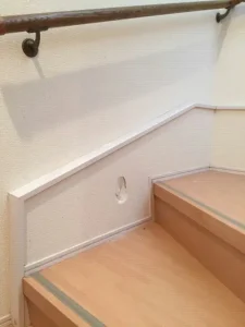 階段にできた壁穴の現状