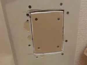 穴が空いた石膏ボードを部分的に交換した様子