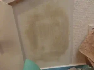 石膏ボードのつなぎ目をパテで平らにした様子