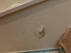 めくった壁紙を戻した様子