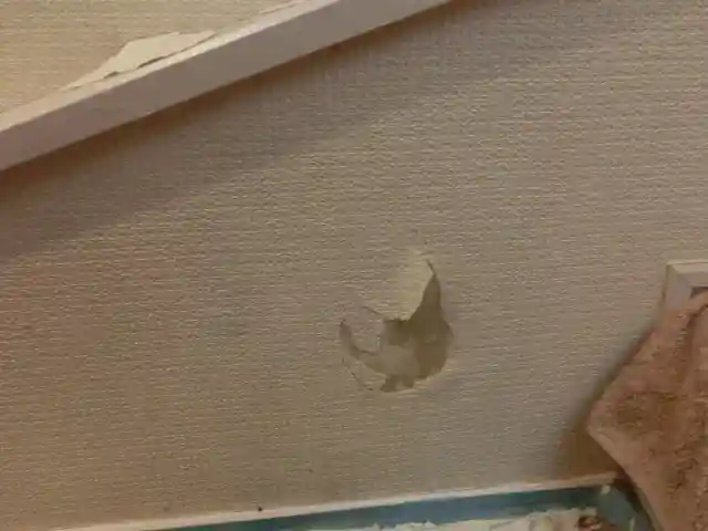 めくった壁紙を戻した様子
