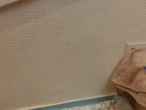 破れた壁紙を再利用してきれいに直った様子