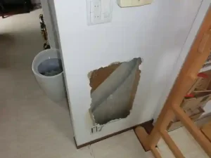 壁に電気屋さんが作った大きな開口が放置された状態