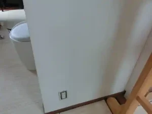 開口を石膏ボードで塞いでから壁紙を貼り替えた様子