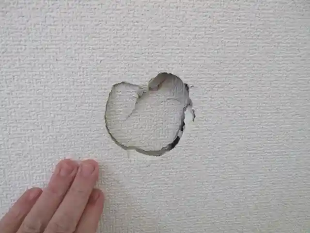 現状の壁穴の状態