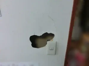 壁紙の一部が穴の中に落ちてしまった現状の壁穴
