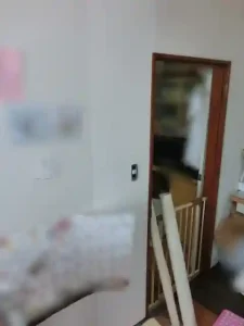 上から下まで壁紙を「幅」で貼り替えた状態