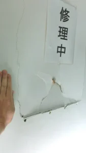 塗装壁に大きな穴が空いている様子
