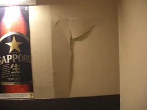 大きく割れた居酒屋の壁の様子