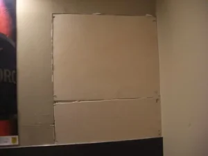 コンパネで壁を補修した様子