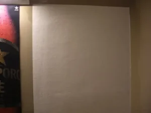 無地の壁紙を貼って仕上げた様子