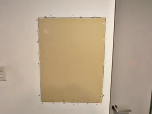 塗装壁の穴を「石膏ボードの交換まで」した補修した様子