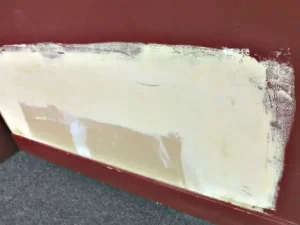 塗装壁の下地を補修し、２回目のパテを掛けた様子