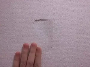 物をぶつけて、玄関の壁(石膏ボード)がへこんだ現状