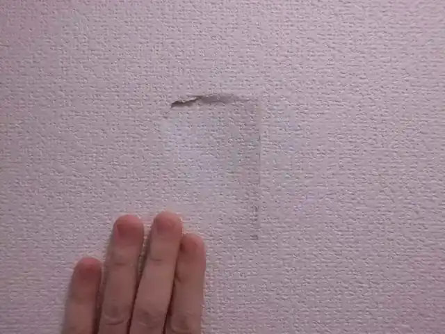物をぶつけて、玄関の壁(石膏ボード)がへこんだ現状