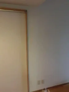 袋貼りの上に壁紙を施工してきれいに仕上がった様子