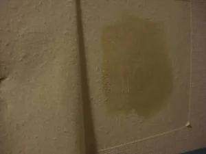 壁紙をめくって、小さいへこみをパテで補修した様子