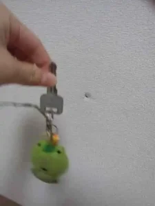 壁に小さい穴が空いた様子