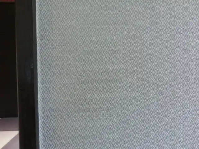 変色した壁紙を部分補修できれいに直した状態