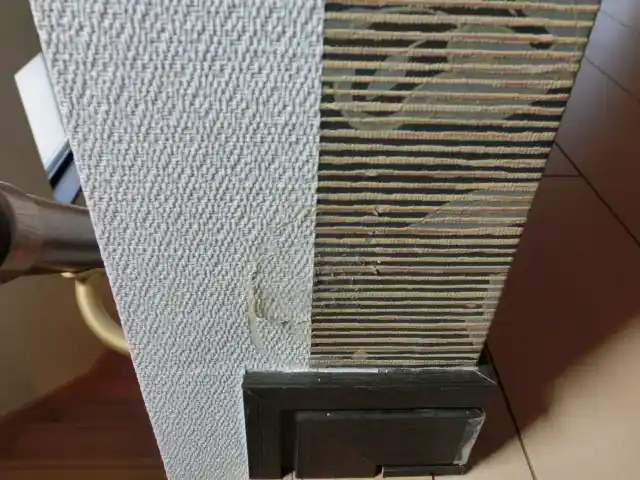 違う壁紙が貼ってあるところにもベビーゲートの跡がある状態