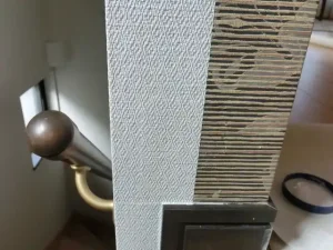 白いクロスは部分補修し、違うクロス（柄のクロス）はできるだけ補修した状態