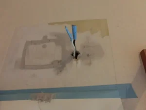 アンカーが外れてしまった場所の石膏ボードを部分補修した様子