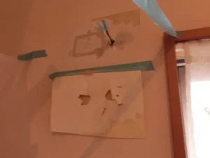 破れた壁紙を再利用する様子