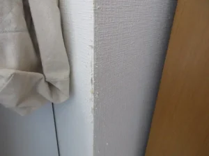 壁の角に猫の爪研ぎ跡がある様子