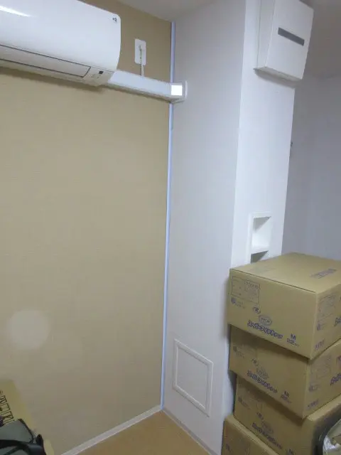 カビが生えた入り隅にアングルを取付けた状態
