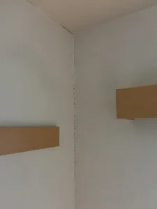 壁の「入隅の壁紙」がよれてしまっている状態がわかる画像