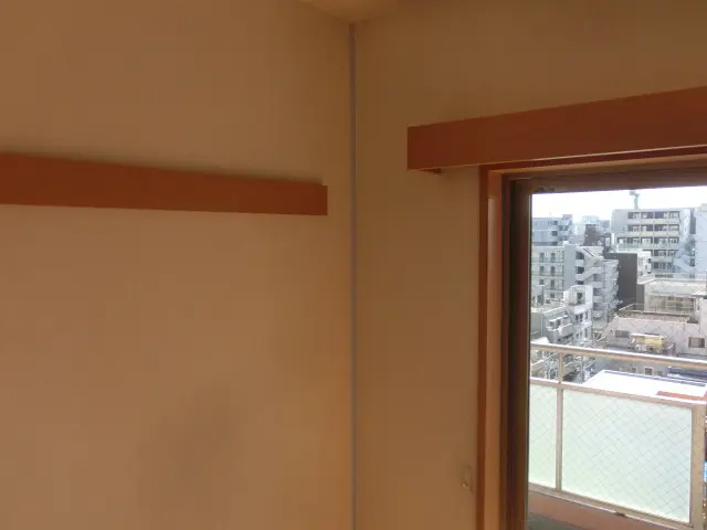 アングルを取付けた入り隅の全体の様子