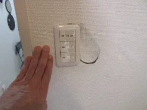 照明スイッチ横の壁に穴が空いている様子