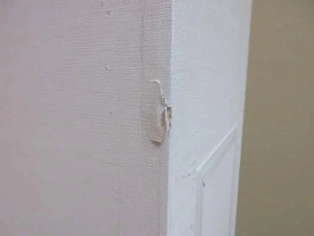ストレッチャーで破損した壁の角の状態