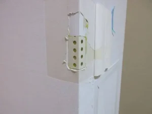 破損したコーナーを新しいコーナーに部分的に交換した状態