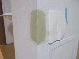 新しいコーナーに交換した部分をパテで平らにした状態