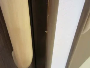 ドアの取っ手近くの枠にちょっとしたキズがある状態