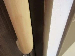 専用ペンを使いタッチアップで補修して枠のキズが分らなくなった状態