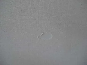 現状は何かでこすったようなキズが壁紙についている様子